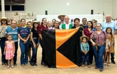 *** A prefeitura de Rio Verde est&aacute; promovendo a Festa da Cultura Pantaneira que come&ccedil;ou no dia 9 e vai at&eacute; o pr&oacute;ximo domingo (19). No feriado de quarta-feira, o prefeito R&eacute;us Fornari participou da missa realizada no sal&atilde;o paroquial da igreja Nossa Senhora Auxiliadora