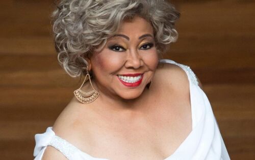 *** Hoje, dia 21 de novembro, &eacute; anivers&aacute;rio da saldosa e talentosa cantora Alcione, tamb&eacute;m conhecida como &ldquo;Marrom&rdquo;. Alcione &eacute; uma das mais not&oacute;rias sambistas do pa&iacute;s. Desejamos a ela muitas delicidades e anos de vida. Parab&eacute;ns, Alcione!