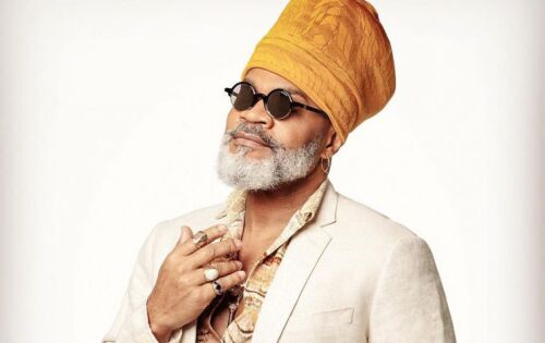 *** Tamb&eacute;m comemoramos o anivers&aacute;rio de Ant&ocirc;nio Carlos Santos de Freitas, conhecido pelo nome art&iacute;stico Carlinhos Brown, &eacute; um cantor, compositor, produtor musical, arranjador, percussionista, multi-instrumentista e artista visual brasileiro. Sua figura &eacute; de extrema revelancia para o meio musical brasileiro. Carlinhos j&aacute; foi integrande do grupo &ldquo;tribalistas&rdquo; e tamb&eacute;m foi jurado em muitas edi&ccedil;&otilde;es do programa &ldquo;The Voice Brasil&rdquo; reproduzido pela emissora globo de televis&atilde;o. Parab&eacute;ns, Carlinhos. 
