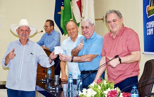 *** O ex-prefeito de Rio Verde, M&aacute;rio Kruger sendo recebido pela alta c&uacute;pula do MDB, que prestigiaram sua filia&ccedil;&atilde;o no partido na semana passada. A ficha de M&aacute;rio Kruger foi abonada pelo ex-governador de MS, Andr&eacute; Puccinelli, com a presen&ccedil;a do ex-senador e atual presidente do MDB, Valdemir Moka e do deputado estadual Junior Mochi. O evento foi muito bem prestigiado por lideran&ccedil;as pol&iacute;ticas locais e regionais. 