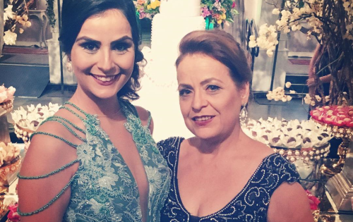 *** &ldquo;Hoje (24/11), &eacute; o dia da mulher mais maravilhosa desse mundo, a minha M&Atilde;E, Zora de Ara&uacute;jo Softov Kalache, meu exemplo, meu espelho de mulher, quem dera poder ser pelo menos metade do que ela &eacute;. Minha companheira, minha amiga e minha conselheira. Deus &eacute; e sempre foi maravilhoso demais comigo, me deu de presente os melhores pais do mundo, e eu sou eternamente grata por isso.Minha Rainha, eu pe&ccedil;o para que Deus te d&ecirc; muita sa&uacute;de para que possamos comemorar por muitos anos essa data. Eu te desejo muita paz e felicidade&rdquo;. Essa declara&ccedil;&atilde;o linda e verdadeira foi postada pela terceira filha Salma Kalache da nossa aniversariante desta sexta-feira. Salma tem mais tr&ecirc;s irm&atilde;os, o advogado Neto Kalache, a professora da UFMS N&aacute;dia Kalache e a ca&ccedil;ula Catarina. Amiga, receba nosso carinho todo especial!! 