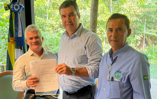 *** Prefeito de Sonora e presidente do Cointa Enelton Ramos e o coordenador do Cointa, Pedro Freitas buscam ajuda junto ao governador Eduardo Riedel pelo desenvolvimento dos munic&iacute;pios da regi&atilde;o norte. Esse m&ecirc;s os prefeitos dos munic&iacute;pios que comp&otilde;em o Cons&oacute;rcio Intermunicipal para o Desenvolvimento Sustent&aacute;vel da Bacia Hidrogr&aacute;fica do Rio Taquari reuniram na capital, vcom o governador do Estado, Eduardo Riedel para discutir projetos e a&ccedil;&otilde;es que, atrav&eacute;s de investimentos possam continuar impulsionando o desenvolvimento sustent&aacute;vel da regi&atilde;o norte de Mato Grosso do Sul. O encontro reuniu representantes de onze munic&iacute;pios do cons&oacute;rcio &ndash; que tem membros de 14 cidades do Estado, e ainda os secret&aacute;rios H&eacute;lio Peluffo (Seilog) e Eduardo Rocha (Casa Civil). 