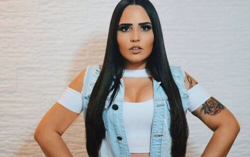 *** Quem comemora mais um ano de vida hoje &eacute; Perla da Silva Fernandes, mais conhecida como Perlla. Uma cantora e compositora brasileira, que estreou em 2006 com sua vers&atilde;o para a can&ccedil;&atilde;o Totalmente Demais, do Han&oacute;i-Han&oacute;i. Perlla tamb&eacute;m fez sucesso com a m&uacute;sica &ldquo;tremendo vacil&atilde;o&rdquo; fazendo parte do que muitos consideram a &ldquo;primeira gera&ccedil;&atilde;o&rdquo; do funk brasileiro. Parab&eacute;ns e felicidades, Perlla.
