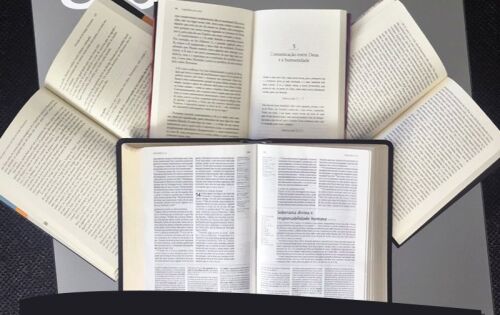 Constitu&iacute;da de dois termos gregos: theos (deus) e logos (palavra, estudo) a palavra teologia significa &ldquo;discurso sobre Deus&rdquo;. Na Gr&eacute;cia cl&aacute;ssica, encontramos esse termo ligado &agrave; filosofia. Plat&atilde;o foi o primeiro fil&oacute;sofo a fazer uso da palavra teologia. Somente a partir do s&eacute;culo IV a palavra teologia &eacute; usada no universo liter&aacute;rio crist&atilde;o. Foram os Padres da Igreja que come&ccedil;aram a chamar a reflex&atilde;o sobre Deus de teologia. Em 30 de novembro, celebra-se o Dia do Te&oacute;logo. 