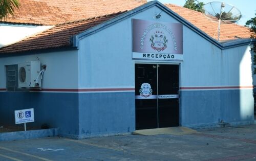 CELEBRA&Ccedil;&Atilde;O *** Na &uacute;ltima segunda-feira(27), a C&acirc;mara Municipal de Coxim foi palco de uma sess&atilde;o ordin&aacute;ria que se destacou pela celebra&ccedil;&atilde;o e reconhecimento. Diversas personalidades locais foram agraciadas com mo&ccedil;&otilde;es de congratula&ccedil;&atilde;o, honraria concedida a indiv&iacute;duos e entidades que se destacaram em suas respectivas &aacute;reas de atua&ccedil;&atilde;o. O presidente da C&acirc;mara Municipal, Ademir Peteca, expressou seu contentamento com a oportunidade de reconhecer publicamente aqueles que contribu&iacute;ram de maneira excepcional para o progresso e bem-estar da cidade. Abaixo algumas pessoas que foram agraciadas pelos vereadores, Adriana Nabhan, William Meira e Zanon Lamunier.