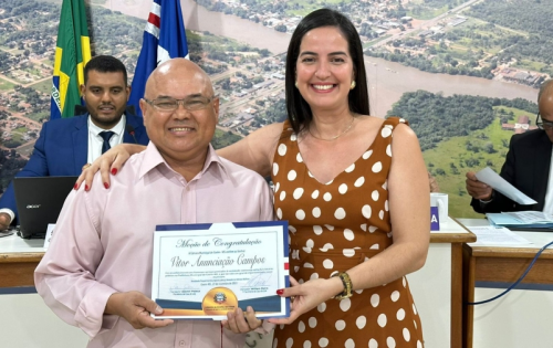 ***Vereadora Adriana Nabhan e o homenageado, Vitor Anuncia&ccedil;&atilde;o Campos