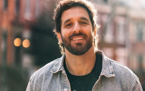**** Comemoramos hoje tamb&eacute;m o anivers&aacute;rio de Rafael Bastos Hocsman, mais conhecido como Rafinha Bastos. Ele &eacute; um humorista, jornalista, empres&aacute;rio, roteirista, ator, youtuber, ex-basquetebolista e podcaster brasileiro. Desejamos a ele muitos anos de vida e muito sucesso.
