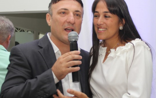 *** Cristiano e Jamile, casal respons&aacute;vel h&aacute; mais de duas d&eacute;cadas pelo sucesso no Pr&ecirc;mio Instituto Fama onde pessoas ilustres que se destacaram durante o ano como empres&aacute;rio ou profissional libera s&atilde;o reconhecidos. Eles j&aacute; est&atilde;o em Coxim para os preparativos da grande noite. A Festa Destaque Fama 2023, ser&aacute; na pr&oacute;xima quinta-feira (14), no sal&atilde;o da Ma&ccedil;onaria Amor e Justi&ccedil;a &aacute;s 20hs. A lista de confirma&ccedil;&atilde;o dos presentes que foram Destaque em 2023, j&aacute; est&aacute; se encerrando. Bebidas Open Bar. Mais informa&ccedil;&otilde;es com Cristiano -(18)99819-9947. 