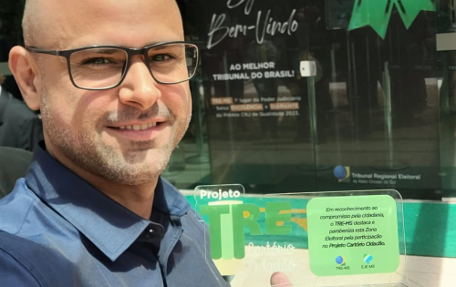 *** Chefe de Cart&oacute;rio, Dr. Marco T&uacute;lio Pinheiro Machado Teixeira recebendo merecidamente o Pr&ecirc;mio CNJ de Qualidade 2023 em nome de toda equipe do TRE de Coxim, que tem como reconhecimento ao compromisso pela cidadania. O TRE de Coxim criou um grupo no WhatsApp onde o cidad&atilde;o pode tirar suas d&uacute;vidas sempre que necess&aacute;rio. O grupo est&aacute; crescendo assustadoramente. Parab&eacute;ns pela excelente iniciativa!! 