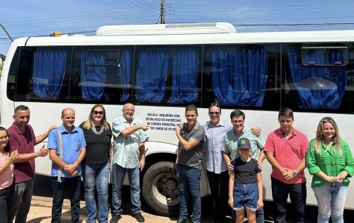 *** Prefeito de Rio Verde, R&eacute;us Fornari hiper, super feliz recebendo das m&atilde;os dos vereadores o &ocirc;nibus novinho para a secretaria de Sa&uacute;de, comprado com a devolu&ccedil;&atilde;o de duod&eacute;cimo da C&acirc;mara Municipal. Com o trabalho excelente do prefeito R&eacute;us e dos vereadores parceiros que n&atilde;o tem medido esfor&ccedil;os para economizar e trazer melhorias para o munic&iacute;pio, quem ganha &eacute; a popula&ccedil;&atilde;o. Parab&eacute;ns a toda equipe da administra&ccedil;&atilde;o do Executivo e Legislativo!!