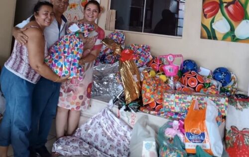 *** Miss&atilde;o dada, miss&atilde;o cumprida. Entregando alguns presente doados pelo Banco do Brasil &agrave; nossa amiga e presidente incans&aacute;vel, Lucia da AAVC. A Entrega dos brinquedos e Cestas de alimentos, ser&aacute; nesta sexta-feira (22) a partir das 7h30 na sede da AAVC. Quem quiser doar alimentos e brinquedos ainda d&aacute; tempo!!