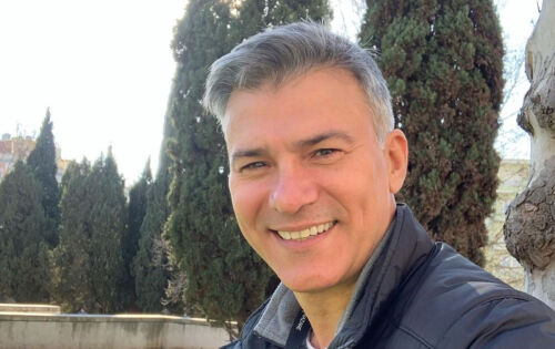 **** Quem faz anivers&aacute;rio tamb&eacute;m &eacute; Leonardo de Pinho Vieira. Um ator brasileiro. Ganhou notoriedade ao interpretar o mocinho Jos&eacute; Inoc&ecirc;ncio na primeira fase da telenovela Renascer, tendo se tornado um dos principais artistas da Rede Globo em 2005. Muito talentoso e com diversos papeis de destaquem Leonardo &eacute; sem duvidas em dos dos grandes nomes da atua&ccedil;&atilde;o de sua gera&ccedil;&atilde;o. Desejamos a ele Sucesso e muitos anos de vida!