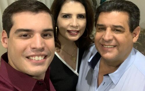 *** Abrilhantando nossa coluna de hoje o m&eacute;dico jovem, mas muito competente e comprometido em oferecer o melhor atendimento aos seus pacientes, e dessa forma, consegue oferecer seguran&ccedil;a e um resultado positivo em cada consulta. Eu j&aacute; tive a oportunidade de ser atendida por ele duas vezes, e posso assegurar que &eacute; um excelente profissional. Na foto ao lado de seus pais, Sandra e do advogado Dr. Pedro Ronny. Neste s&aacute;bado (30), Sandra Regina De Souza Argerin celebra mais um ano de vida. Nossos parab&eacute;ns Sandra!! !!