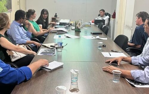 *** O prefeito de Coxim, Edilson Magro e Veronildes Batista (Ver&ocirc;), Secret&aacute;ria de Receita e Gest&atilde;o reuniram a equipe para tratar dos reajustes salariais dos servidores municipais de Coxim na quarta(10). A reuni&atilde;o foi para tratar dos percentuais de reajustes dos sal&aacute;rios dos servidores p&uacute;blicos municipais. Edilson demonstrou compromisso com a valoriza&ccedil;&atilde;o dos profissionais que atuam na administra&ccedil;&atilde;o municipal e que tem se dedicado para fazer uma administra&ccedil;&atilde;o seria e comprometida com a popula&ccedil;&atilde;o coxinense. 