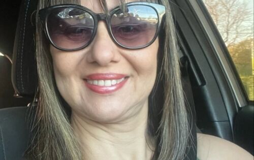 *** Na pr&oacute;xima segunda-feira (29) a secret&aacute;ria de Receita e Gest&atilde;o da Prefeitura de Coxim, Veronildes Batista, conhecida carinhosamente como Ver&ocirc;, estar&aacute; celebrando mais um ano de vida. Ver&ocirc; tem mostrado que de fato que est&aacute; preparada para ocupar a pasta que exige muita dedica&ccedil;&atilde;o e conhecimento t&eacute;cnico. Al&eacute;m da compet&ecirc;ncia, ela &eacute; sempre muito educada, atende a todos com muito respeito. Ver&ocirc; se preparou e hoje &eacute; possuidora de um curr&iacute;culo respeitado. Graduada no Curso Normal Superior, Pedagogia, Artes Visuais, Letras-Ingl&ecirc;s e Gest&atilde;o P&uacute;blica. Especialista em Did&aacute;tica e Metodologia do Ensino das S&eacute;ries Iniciais e Educa&ccedil;&atilde;o Infantil, Arte na Educa&ccedil;&atilde;o: M&uacute;sica, Teatro e Dan&ccedil;a, Psicopedagogia Cl&iacute;nica e Institucional, MBA em Gest&atilde;o P&uacute;blica. Mestre em Educa&ccedil;&atilde;o pela Universidade Estadual de Mato Grosso do Sul &ndash; UEMS. Lecionou na UFMS (Curso de Letras no CPCX e na p&oacute;s-gradua&ccedil;&atilde;o em Ensino de Sociologia no CPNV), na Rede Estadual de Ensino de MS, entre 1999 a 2015, atuou nas Escolas Clarice Rondon dos Santos, Silvio Ferreira, Sem&iacute;ramis Carlota Benevides da Rocha, Pedro Mendes Fontoura e Padre Nunes. Formadora do Pacto Nacional pela Alfabetiza&ccedil;&atilde;o na Idade certa &ndash; PNAIC. Coordenou o Projeto AJA/MS &ndash; &ldquo;Avan&ccedil;o do Jovem na Aprendizagem&rdquo; SED/MS. Professora da Educa&ccedil;&atilde;o Infantil da Rede Municipal de Ensino de Coxim. E hoje, responde pela Secretaria Municipal de Receita e Gest&atilde;o do Munic&iacute;pio de Coxim, nomeada pelo atual prefeito Edilson Magro logo que assumiu em 2021. Nossos parab&eacute;ns pelo anivers&aacute;rio e desejamos muita sa&uacute;de, paz e que o sucesso seja constante na sua vida!!