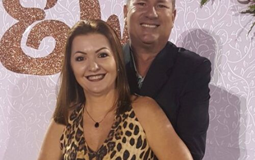 *** Ilustrando nossa coluna de hoje, o casal sonorense, Wigna Begna e Jansen Peixoto Barbosa. Nossos parab&eacute;ns deste s&aacute;bado (3), v&atilde;o para o presidente da C&acirc;mara de Sonora, Jansen Peixoto que comemora mais um ano de vida. Parab&eacute;ns!! 