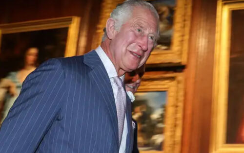 REALEZA... ***Segundo a revista espanhola &ldquo;Lecturas&rdquo; existe um motivo pelo qual o Pal&aacute;cio de Buckingham decidiu n&atilde;o especificar qual tipo de c&acirc;ncer o Rei Charles III enfrenta. A Casa Real deixou claro que n&atilde;o se trata de c&acirc;ncer de pr&oacute;stata, apesar dele ter se submetido a uma cirurgia recente para corrigir o aumento da gl&acirc;ndula. Eles informaram que a doen&ccedil;a foi descoberta durante o procedimento da pr&oacute;stata, o que faz pensar que poderia ter alguma rela&ccedil;&atilde;o com a bexiga ou o reto, j&aacute; que a pr&oacute;stata est&aacute; localizada na frente do reto e embaixo da bexiga urin&aacute;ria. Por&eacute;m o Pal&aacute;cio n&atilde;o vai confirmar at&eacute; que Charles tenha terminado o tratamento e fora de riscos. (ofuxico) FOTO:Grosby Group