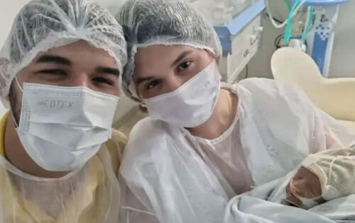 SA&Uacute;DE Aos seis meses de vida, o filho de Z&eacute; Vaqueiro e Ingra Soares continua hospitalizado por conta da S&iacute;ndrome de Patau, uma malforma&ccedil;&atilde;o cong&ecirc;nita, mas cada sinal de evolu&ccedil;&atilde;o significa uma conquista para a fam&iacute;lia. Ontem segunda-feira, 12 de fevereiro, a esposa do cantor visitou Arthur na UTI e se emocionou com mais um passo na vida do pequeno. Ela registrou o filho de olhos abertos durante um banho de bacia.. (Ofuxico)