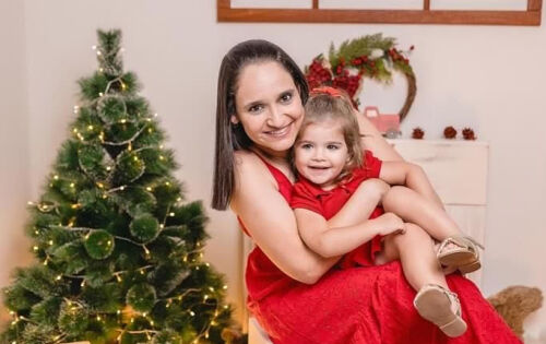 *** A m&eacute;dica veterin&aacute;ria do Cointa, Jacqueline Ap. Rodrigues Borges celebrar&aacute; na pr&oacute;xima quarta-feira (28), mais um niver. Na foto ao lado da filha, Helena. Parab&eacute;ns !!