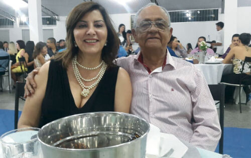 *** Esta colunista tem o privil&eacute;gio de comemorar hoje (23/02) ao lado do meu marido Rubens Dantas, 38 anos de vida juntos. S&atilde;o 38 de casamento com muito amor, companheirismo e principalmente, muito respeito. As experi&ecirc;ncias nos fizeram de tudo, feliz, triste, sofrer, curtir, errar, acertar, cair e levantar, mas nunca desistimos de lutar por um dia melhor. Com tudo isso fomos nos tornamos fortes e moldados, quem somos hoje, e cada dia foi uma p&aacute;gina &uacute;nica no livro das nossas vidas. 38 anos &eacute; &ldquo;Bodas de Carvalho&rdquo;, considerada uma &aacute;rvore sagrada, representa a for&ccedil;a moral e f&iacute;sica, &aacute;rvore nobre e dura, imperme&aacute;vel e altamente resistente, representa a maturidade e a estabilidade do relacionamento. O significado &ldquo;Bodas de Carvalho&rdquo;, &eacute; perfeito e uma realidade muito bonita. Agora nos resta a ansiedade do que exatamente o futuro nos reserva, pois sei que h&aacute; ainda muitas hist&oacute;rias a serem escritas e sonhos a serem realizados por n&oacute;s dois. Hoje s&oacute; temos que agradecer ao nosso Deus por tudo que nos concedeu at&eacute; aqui!! 