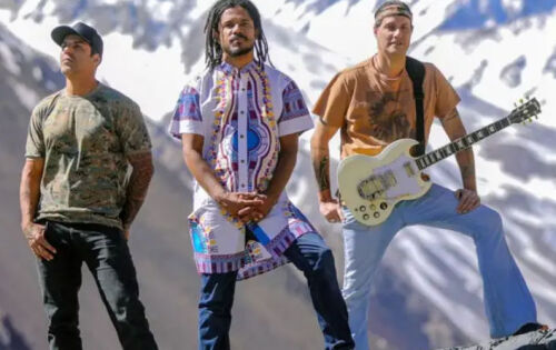 fOTO: Divulga&ccedil;&atilde;o/Carlos M&uuml;ller Nome mais popular do reggae brasileiro, o Natiruts vai acabar. A banda, que acumula sucessos sobretudo aqui e no exterior, com casas esgotadas por onde passa, anunciou a turn&ecirc; de encerramento. Ser&aacute; com &ldquo;Leve com voc&ecirc;&rdquo;, que a banda de reggae, que est&aacute; em atividade h&aacute; quase 30 anos, se despedir&aacute; do p&uacute;blico e dos palcos. &ldquo;Salve, salve, nossa querida fam&iacute;lia Natiruts, n&oacute;s estamos encerrando um ciclo maravilhoso e queremos todos voc&ecirc;s com a gente nesse momento t&atilde;o bonito e t&atilde;o importante pra gente&rdquo;, destacou o comunicado oficial, primeiramente. Em um v&iacute;deo de despedida, a banda disse acreditar que j&aacute; cumpriu sua miss&atilde;o: &ldquo;Entregamos pra voc&ecirc;s um beija-flor que voou pelo mundo por tr&ecirc;s d&eacute;cadas beijando a casa e o cora&ccedil;&atilde;o de todas as pessoas&rdquo;. (ofuxico)