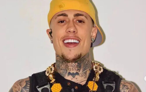 Depois de ganhar o mundo desfilando em Mil&atilde;o, MC Daniel est&aacute; prestes a se lan&ccedil;ar como ator. Em entrevista ao Gshow, o cantorrevelou que vai estrelar um filme escrito por Vanessa Gi&aacute;como e Gabriela Dioguardi. Ainda sem t&iacute;tulo, o projeto &eacute; um mist&eacute;rio, mas a certeza &eacute; que Daniel foi a inspira&ccedil;&atilde;o desde o in&iacute;cio. Vanessa Gi&aacute;como, ao discutir sua decis&atilde;o, n&atilde;o poupou elogios a Daniel: &ldquo;Pensei no Daniel, porque acho que &eacute; um cara muito talentoso, supercompetente, diferente, cercado de amor pela fam&iacute;lia e acho que &eacute; a cara dele. Vai fazer muito bem esse filme&rdquo;. MC Daniel exemplifica a jornada de um artista multifacetado, navegando com sucesso entre a m&uacute;sica, moda, literatura e agora, cinema, sempre lembrando de onde veio e para onde deseja ir. (ofuxico)