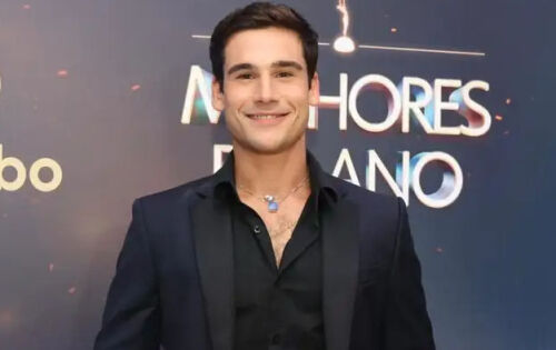 ***Nicolas Prattes &eacute; mais um ator a encerrar o contrato fixo com a Globo. O &uacute;ltimo trabalho dele foi exatamente na novela &ldquo;Fuzu&ecirc;&rdquo;, em que viveu Miguel. Agora, ele passar&aacute; a fazer contrato por obra com a emissora. Vale lembrar que Nicolas Prattes fez seu primeiro trabalho na Globo em 2015, quando interpretou Rodrigo, em &ldquo;Malha&ccedil;&atilde;o: Seu lugar no mundo&rdquo;. Logo emendou um papel em Rock Story, no ano de 2016. No ano de 2018, interpretou Samuca em &ldquo;O Tempo N&atilde;o Para&rdquo; e, no ano seguinte, viveu Alfredo em &ldquo;&Eacute;ramos Seis&rdquo;. Nicolas Prattes ainda fez muito sucesso recentemente com seu papel em &ldquo;Todas as Flores&rdquo;, quando viveu Diego na novela do Globoplay. O ator ainda est&aacute; na s&eacute;rie &ldquo;Rio Connection&rdquo; e &ldquo;Vicky e a Musa&rdquo;, ambas dispon&iacute;veis tamb&eacute;m no Globoplay..(ofuxico)
