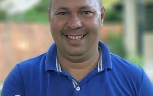 *** O ex-vereador de Coxim, Lucimar Barbosa de Oliveira (Careca Da Ilumina&ccedil;&atilde;o), completa mais um ano de vida neste s&aacute;bado (9). Propriet&aacute;rio do Lava Jato do Careca, ele j&aacute; est&aacute; divulgando nas redes sociais que &eacute; pr&eacute;-candidato a vereador e que vem com tudo pra ganhar! Parab&eacute;ns e sucesso Careca!! 