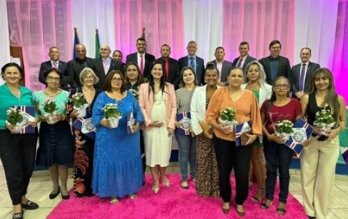 ***O plen&aacute;rio da C&acirc;mara Municipal de Coxim foi palco na sexta-feira passada de uma emocionante Sess&atilde;o Solene em honra ao Dia Internacional da Mulher. O evento, que contou com a participa&ccedil;&atilde;o ativa da comunidade local, foi marcado por momentos de reconhecimento e celebra&ccedil;&atilde;o.O ambiente estava carregado de emo&ccedil;&atilde;o, com o plen&aacute;rio lotado por cidad&atilde;os coxinenses engajados em prestigiar as homenagens. Cada vereador da Casa de Leis teve a nobre oportunidade de prestar uma homenagem especial a uma mulher not&aacute;vel da comunidade, concedendo uma mo&ccedil;&atilde;o de congratula&ccedil;&atilde;o como s&iacute;mbolo de apre&ccedil;o e reconhecimento pelos feitos e contribui&ccedil;&otilde;es. Veja quem foram as homenageadas da noite: *Ana Patr&iacute;cia Ara&uacute;jo Torquato Lopes - proponente Vereador Abilio Vaneli *Iraci Barbosa de Moura &ndash; proponente Vereador Ademir Peteca *Lucilene da Silva Santos - proponente Vereadora Adriana Nabhan *Maria Matilde da Concei&ccedil;&atilde;o - proponente Vereadora &Acirc;ngelo Gari *Caren da Costa Fernandes - proponente Vereador Carlos Henrique *Suely Holsback Ferreira &ndash; proponente Vereador Fl&aacute;vio Duarte *Maria de Abreu Costa - proponente Vereador Jefferson Aislan *Em&iacute;lia Altafini - proponente Vereador Jo&atilde;o do Posto *Dra. Any Caroline Aljonas Piva &ndash; proponente Vereador Marcinho Souza *Antonia Leonida Leite &ndash; proponente Vereadora Prof.&ordf; Marly Nogueira *Sr&ordf; Jane Maria Barbizan Bombonatto &ndash; proponente Vereador Vilmar *Vendruscolo *Ramilda Cristina de Moura &ndash; proponente Vereador William Meira *Raquel da Silva Vieira &ndash; proponente Vereador Zanon Lamunie. As fotos voc&ecirc; confere no nosso site www.diariodoestadoms.com.br