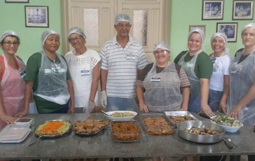 CAPSI em colabora&ccedil;&atilde;o com o Sindicato Rural, promoveu Curso de Produ&ccedil;&atilde;o de Alimentos Saud&aacute;veis em Rio Verde. Realizado nos dias 13 e 14 de mar&ccedil;o, das 07h00 &agrave;s 11h00 e das 13h00 &agrave;s 17h00, o curso de croch&ecirc; de linha fina contou com a participa&ccedil;&atilde;o de 8 pessoas. Essa iniciativa proporcionou aos participantes a oportunidade de aprimorar suas habilidades em produ&ccedil;&atilde;o de alimentos saud&aacute;veis, explorando t&eacute;cnicas e conhecimentos sobre nutri&ccedil;&atilde;o e culin&aacute;ria. Al&eacute;m de promover o desenvolvimento das habilidades manuais, o curso tamb&eacute;m teve como objetivo fortalecer os la&ccedil;os comunit&aacute;rios e estimular o bem-estar mental dos participantes.(Assessoria)