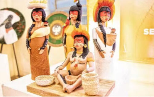 ***Artes&atilde;os, artistas, propagadores de cultura e palestrantes v&atilde;o se unir para a 16&ordf; edi&ccedil;&atilde;o da Semana do Artes&atilde;o, que come&ccedil;ar&aacute; hoje ter&ccedil;a-feira (19) e vai at&eacute; 26 de mar&ccedil;o, em Campo Grande. Durante oito dias, ser&atilde;o realizadas feiras de artesanato, noite cultural e homenagens, rodada de neg&oacute;cios, exposi&ccedil;&otilde;es de artesanato, oficinas de artesanato para crian&ccedil;as e adultos, palestras e apresenta&ccedil;&atilde;o de atra&ccedil;&otilde;es culturais diversas. A programa&ccedil;&atilde;o musical do evento contar&aacute; com repert&oacute;rio variado, com apresenta&ccedil;&otilde;es de artistas regionais como o cantor Matu Miranda, Bella Donna Trio, Batucando Hist&oacute;rias, Flor de Pequi, entre outros. Veja programa&ccedil;&atilde;o completa no https://g1.globo.com/ms/mato-grosso-do-sul/. (g1ms)
