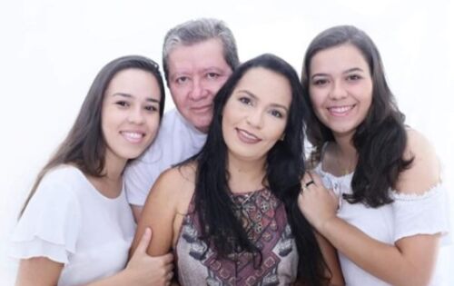 ***Vereador e 2&ordm; Secret&aacute;rio da mesa diretora da C&acirc;mara Municipal de Sonora, Francisco Deuzimar Lima e sua linda fam&iacute;lia. Nossos parab&eacute;ns ao vereador Deuzimar pelo excelente trabalho desenvolvido junto a popula&ccedil;&atilde;o sonorense e tamb&eacute;m, pelo seu anivers&aacute;rio que ser&aacute; celebrado na segunda-feira (25). 