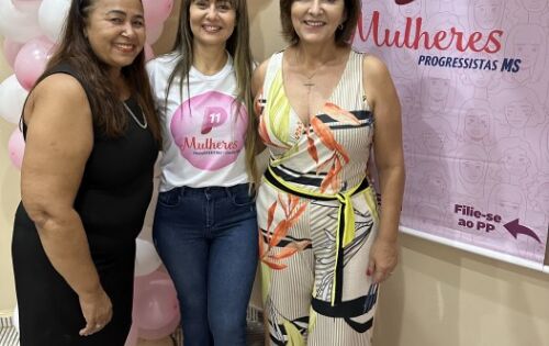 *** Ex-vereadora L&uacute;cia da AAVC e esta colunista sendo recepcionada pela presidente do PP Mulher em Coxim, Ver&ocirc; Batista durante o encontro de Mulheres Progressistas que se reuniram para debater a import&acirc;ncia da participa&ccedil;&atilde;o feminina na pol&iacute;tica. Ver&ocirc; Batista tamb&eacute;m ocupa o cargo de secret&aacute;ria de Gest&atilde;o da Prefeitura Municipal de Coxim. O evento foi um sucesso e contou com a presen&ccedil;a do presidente do PP, prefeito Edilson Magro. *** O encontro foi um sucesso, com a participa&ccedil;&atilde;o de mulheres fortes e determinadas para o crescimento do PP Mulher em Coxim. 