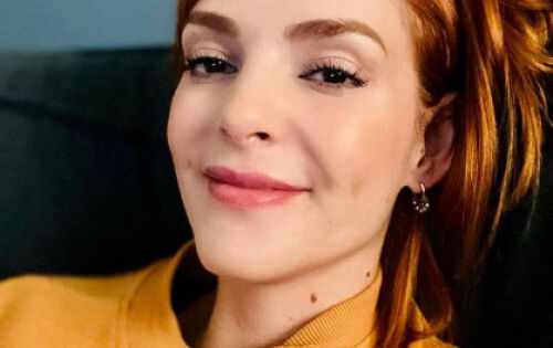 Titi M&uuml;ller anunciou que finalmente vai passar pela cirurgia na coluna que tanto aguardou nos &uacute;ltimos anos. &ldquo;Faz carinha de quem t&aacute; ansiosa demais. Vou operar a coluna amanh&atilde;, mandem vibes (boas). Gradicida&rdquo;, disse a apresentadora. Ela ainda revelou que coloca o filho, Benjamin, para dormir todas as noites e j&aacute; estava testando o modo como tem que levantar da cama sem acord&aacute;-lo e de modo que n&atilde;o prejudique o p&oacute;s-operat&oacute;rio. &ldquo;Sabe quantas vezes eu consegui? Nenhuma. Eu ainda sou a &uacute;nica pessoa que consegue resolver as crises dele, mas no atestado n&atilde;o posso carregar peso, n&atilde;o posso andar mais de 20 metros, ficar sentada mais de 1h. Como &eacute; que eu vou fazer?&rdquo;, revelou, mas j&aacute; mostrando que ser&aacute; algo desafiador. (ofuxico)