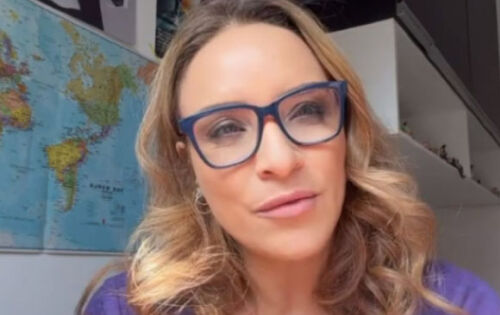 A ex-rep&oacute;rter da TV Globo Veruska Donato venceu a emissora na Justi&ccedil;a. Agora, ela pode receber uma indeniza&ccedil;&atilde;o por danos morais de R$ 50 mil por &ldquo;imposi&ccedil;&atilde;o aos padr&otilde;es est&eacute;ticos&rdquo;. A decis&atilde;o ainda cabe recurso. As informa&ccedil;&otilde;es s&atilde;o do F5, da Folha de S&atilde;o Paulo. Segundo a publica&ccedil;&atilde;o, Veruska entrou com a&ccedil;&atilde;o na Justi&ccedil;a em 2023, onde acusa a empresa de ass&eacute;dio moral e press&atilde;o para que ela se enquadrasse em um padr&atilde;o est&eacute;tico estabelecido. Ela pedia R$ 13 milh&otilde;es em indeniza&ccedil;&atilde;o, mas como valor de R$ 50 mil foi muito abaixo disso e tem car&aacute;ter pedag&oacute;gico, os advogados dela v&atilde;o recorrer. Antes de sua sa&iacute;da oficial da Globo, em 2021, Veruska Donato desenvolveu o diagn&oacute;stico de s&iacute;ndrome de burnout, que nada mais &eacute; que esgotamento f&iacute;sico devido ao trabalho. Na &eacute;poca, al&eacute;m da press&atilde;o est&eacute;tica, ela ainda acusou a emissora de etarismo, que &eacute; discrimina&ccedil;&atilde;o por conta da idade. Na atual decis&atilde;o da Justi&ccedil;a, a Globo foi condenada a arcar com o pagamento de adicional por tempo de servi&ccedil;o, diferen&ccedil;a de aviso pr&eacute;vio, diferen&ccedil;a do 13&ordm; sal&aacute;rio, vale-refei&ccedil;&atilde;o, FGTS, multa, horas extras e adicional noturno. (Luigi Civalli/ofuxico) FOTO:divulga&ccedil;&atilde;o