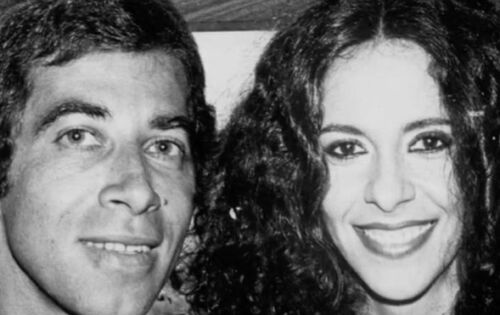 O produtor Paulinho Lima, que por anos esteve ao lado de Gal Costa n&atilde;o apenas como empres&aacute;rio, mas tamb&eacute;m como amigo &iacute;ntimo, compartilhou recentemente suas observa&ccedil;&otilde;es e apoio ao filho da cantora, Gabriel Costa, ap&oacute;s uma reveladora entrevista ao programa &ldquo;Fant&aacute;stico&rdquo;. Fortuna constru&iacute;da antes da controv&eacute;rsia Paulinho destaca que Gal j&aacute; era milion&aacute;ria muito antes de sua rela&ccedil;&atilde;o com Wilma Petrilo, apontada por muitos como um ponto de virada na gest&atilde;o de sua vida e carreira. Segundo ele, a cantora possu&iacute;a &ldquo;muitos im&oacute;veis e aplica&ccedil;&otilde;es financeiras&rdquo; antes de conhecer Petrilo. A falta de senso administrativo de Gal, por outro lado, sempre foi um ponto delicado, focando seu talento e energia unicamente em sua arte e performances. Apoio incondicional a Gabriel Em meio a toda essa situa&ccedil;&atilde;o, Paulinho fez quest&atilde;o de expressar seu apoio a Gabriel Costa, filho da cantora. Ele incentiva Gabriel a n&atilde;o se intimidar e buscar o que &eacute; de seu direito, questionando o paradeiro da fortuna de Gal e o manejo de sua carreira e patrim&ocirc;nio. As declara&ccedil;&otilde;es de Paulinho Lima jogam luz sobre a complexa trama que envolveu os &uacute;ltimos anos de Gal Costa, entre sua vasta fortuna e as escolhas que, segundo ele, acabaram por desviar o curso tanto de sua vida pessoal quanto de sua brilhante carreira. Resta agora buscar a verdade e preservar o legado de uma das maiores vozes da m&uacute;sica brasileira. (Esther Rocha/midiamax) foto:instagram
