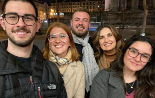 F&aacute;tima Bernardes, que &eacute; uma das maiores jornalistas brasileiras, comentou sobre a S&iacute;ndrome do Ninho Vazio ap&oacute;s seus trig&ecirc;meos sa&iacute;rem de casa. Esse desabafo aconteceu, primordialmente, no programa Sem Censura, da TV Brasil, apresentado por Cissa Guimar&atilde;es. &ldquo;Sempre gostei de casa cheia, sempre tive a casa cheia. Os meninos sempre trouxeram l&aacute; para casa muita gente e, de repente, muda. Ent&atilde;o, isso &eacute; dif&iacute;cil, gente. N&atilde;o tem momentos bons? Tem &oacute;timos. Tem momentos muito bons. Quando voc&ecirc; fala assim: &lsquo;eu n&atilde;o vou comer agora, eu vou comer depois&rsquo;. Quando voc&ecirc; pode decidir tudo porque de acordo com a sua vontade&rdquo;, disse ela, inicialmente.(ofuxico)
