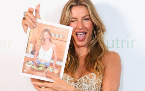 Gisele B&uuml;ndchen j&aacute; iniciou a semana bem feliz com seu sucesso. Isso porque o livro &ldquo;Nutrir: Receitas simples para corpo e alma&rdquo;, que ela lan&ccedil;ou no dia 26 de mar&ccedil;o, j&aacute; est&aacute; em 2&ordm; lugar na lista dos livros mais vendidos do &ldquo;The New York Times&rdquo;. Gisele B&uuml;ndchen expressou toda sua felicidade nas redes sociais e ainda dedicou &agrave; m&atilde;e, V&acirc;nia Nonnenmacher, que morreu v&iacute;tima de c&acirc;ncer em janeiro, quando tinha 75 anos. &ldquo;Estou muito, muito feliz, grata e surpresa por estar em segundo lugar na lista de livros mais vendidos do New York Times. S&oacute; quero agradecer a todos que tornaram este livro poss&iacute;vel. Obrigada a todos os chefs e pessoas que conheci ao longo desta caminhada e que tanto me ensinaram. Obrigada Elinor Hutton por escrever este livro comigo. Obrigada a minha amada m&atilde;e por me ensinar que a comida &eacute; sagrada e nunca deve ser desperdi&ccedil;ada&rdquo;, disse. (ofuxico)