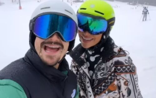 ***Sabrina Sato e Nicolas Prattes primordialmente assumiram o relacionamento no final do Carnaval, quando o ator disse que o &lsquo;amor&rsquo; o trouxe para S&atilde;o Paulo. Primeiramente, eles deixaram no ar que alguma coisa estava rolando, com postagens e mensagens enigm&aacute;ticas. Eventualmente, deixaram a rela&ccedil;&atilde;o p&uacute;blica, e desde ent&atilde;o, eles n&atilde;o se desgrudam mais, sempre surgindo juntos nos lugares, eventos e viagens. Inclusive nesta ter&ccedil;a-feira, 09 de abril, quando postaram fotos em que aparecem coladinhos. (Raphael Araujo - O Fuxico)