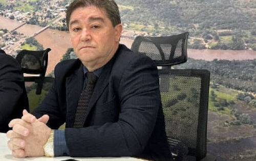 Neste dia 11 de abril, a nossa cidade completa 126 anos, e hoje, nada mais justo que parabenizar o povo coxinense, gente de bem, guerreira, honesta e batalhadora que, com seu trabalho di&aacute;rio, constr&oacute;i o desenvolvimento do munic&iacute;pio e dentro das suas possibilidades n&atilde;o mede esfor&ccedil;os na busca do crescimento e de melhores dias para esse munic&iacute;pio aben&ccedil;oado. Escolhi essa cidade para morar acreditando em dias melhores e sempre sonhando com um futuro melhor para nosso Munic&iacute;pio. Hoje tenho orgulho de junto com nossa equipe e a popula&ccedil;&atilde;o governar esse munic&iacute;pio com muito carinho e respeito. &Eacute; necess&aacute;rio semear a&ccedil;&otilde;es e colher conquistas, buscando no presente o futuro para que as conquistas da comunidade sejam sempre crescentes, demonstrando que somos n&oacute;s quem faz o amanh&atilde; e que nossa perseveran&ccedil;a &eacute; a luz que ilumina o caminho rumo a um Pinh&atilde;o mais justo e cidad&atilde;. Parab&eacute;ns Coxim! S&atilde;o os votos do prefeito de Coxim Edilson Magro