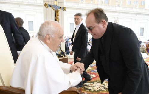 *** Nosso eterno e querido padre Micael mesmo de longe n&atilde;o esquece da nossa querida Coxim. Ontem (11) ele me enviou uma mensagem de Roma, celebrando o anivers&aacute;rio de Coxim. Segue na integra a mensagem. &ldquo;Bom dia El&ocirc;. Faz dias que n&atilde;o conversamos e n&atilde;o nos vemos. Todavia nesta data especial em que celebramos o anivers&aacute;rio de Coxim quero me unir a toda popula&ccedil;&atilde;o coxinense e transmitir aqui de Roma, na presen&ccedil;a do Papa Francisco, minhas ora&ccedil;&otilde;es e preces para que o amor de Cristo esteja sempre presente em nossos cora&ccedil;&otilde;es&rdquo;. Nosso carinho especial &agrave; voc&ecirc;, nosso amigo querido!!