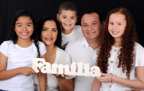 *** Danielli Schumacher ladeada pelo marido, o vice-prefeito de Coxim, Fl&aacute;vio Dias e os filhos. No domingo (21) Danielli Schumacher (Detran), receber&aacute; os parab&eacute;ns por mais um anivers&aacute;rio. 