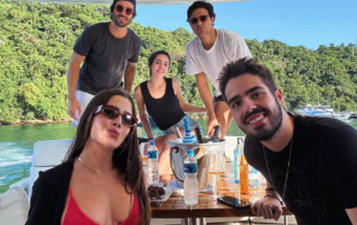 ***Depois de negarem affair, um tempinho atr&aacute;s, Jade Picon e Jo&atilde;o Guilherme Silva curtiram o fim de semana em Angra dos Reis. Nas redes sociais, o filho de Fausto Silva chegou a compartilhar fotos e os seguidores come&ccedil;aram a especular sobre a amizade entre eles. Na &eacute;poca em que negou o romance, Jade chegou a perguntar qual seria o problema de ela, como mulher, ter um amigo homem(OFUXICO) foto:reprodu&ccedil;&atilde;o instagram