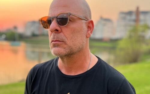 ***Uma fonte pr&oacute;xima &agrave; fam&iacute;lia revelou &agrave; revista In Touch Weekly preocupa&ccedil;&otilde;es adicionais com a sa&uacute;de de Willis. O ator estaria enfrentando perda significativa de apetite e de peso, o que acendeu um sinal de alerta para seus entes queridos. &ldquo;O desafio em casa &eacute; ter certeza de que ele est&aacute; comendo suficientemente bem e que sua dieta contribui positivamente para sua sa&uacute;de&rdquo;, compartilhou o informante..(Ofuxico)