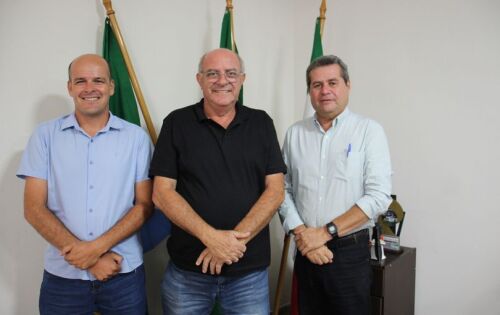 Na manh&atilde; desta segunda-feira (29), o prefeito Reus recebeu em seu gabinete o Diretor da Escola Estadual Thomaz Barbosa, o professor Nilceu Peixoto, e o vereador Amauri Careca. Falaram sobre a parceria da prefeitura para fortalecer o ambiente escolar, especialmente junto a essa escola estadual t&atilde;o relevante para a comunidade. O Diretor tamb&eacute;m trouxe a demanda relacionada &agrave; car&ecirc;ncia de servidores de apoio e solicitou que o Prefeito intervisse junto ao Governo do Estado para a realiza&ccedil;&atilde;o da reforma da escola, considerando a crescente demanda de alunos. O Prefeito se prontificou a atender essas demandas e buscar ajuda junto ao Governo do Estado.(Assessoria)