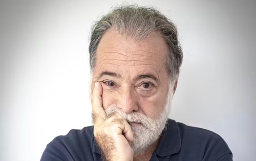Tony Ramos passou por uma nova cirurgia na cabe&ccedil;a, neste domingo (19), ap&oacute;s o surgimento de hematomas intracranianos, que &eacute; um ac&uacute;mulo de sangue entre o c&eacute;rebro e o cr&acirc;nio, resultado de dist&uacute;rbios de coagula&ccedil;&atilde;o. O ator, de 75 anos, j&aacute; havia passado por uma cirurgia no c&eacute;rebro depois de apresentar sangramentos na regi&atilde;o.
