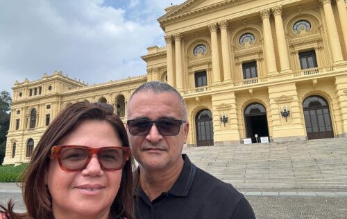 *** Abrilhantando nossa coluna de hoje, o casal de empres&aacute;rios, Andrea Fernanda Costa e Junior Castro (&Oacute;tica Andreia Joias e Rel&oacute;gios), visitando o Museu do Ipiranga que foi inaugurado oficialmente em 7 de setembro de 1895. Nossos parab&eacute;ns para Andreia que na ter&ccedil;a-feira (4) celebra mais um anivers&aacute;rio. Parab&eacute;ns!!