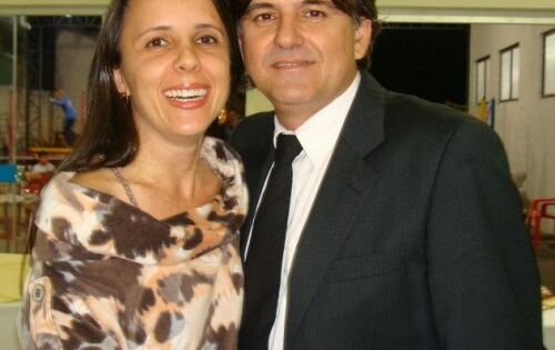 *** Nossos parab&eacute;ns ao empres&aacute;rio e pecuarista Edirson Jos&eacute; Bezerra que na quarta-feira (5) comemora mais um ano de vida. Na foto ao lado da esposa, adriana Tonial. 
