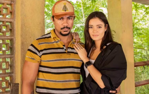 Parece que os bastidores de Renascer andam agitados, isso porque o rapper Xam&atilde;, de 34 anos, que faz sua estreia como ator de novela, estaria envolvido com Sophie Charlotte, de 35. Antes disso, houve rumores de que o cantor estava viveu um affair com Mell Muzzillo, de 18. Os tr&ecirc;s contracenam juntos no remake da novela de Benedito Ruy Barbosa.