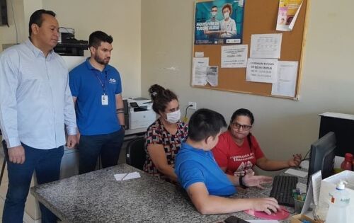 *** O Prefeito Edilson Magro postou nas redes sociais sua alegria pela pela Implanta&ccedil;&atilde;o do Prontu&aacute;rio Eletr&ocirc;nico do e-SUS em Coxim na ESF Senhor Divino. Essa iniciativa visa melhorar o atendimento aos pacientes, facilitando o acesso &agrave;s informa&ccedil;&otilde;es de sa&uacute;de de forma mais &aacute;gil e segura. Com o Prontu&aacute;rio Eletr&ocirc;nico do e-SUS, os profissionais de sa&uacute;de poder&atilde;o registrar e acessar os dados dos pacientes de forma integrada, garantindo um acompanhamento mais eficiente e personalizado. Al&eacute;m disso, os pacientes tamb&eacute;m ter&atilde;o acesso ao seu hist&oacute;rico de sa&uacute;de de forma mais pr&aacute;tica, podendo acompanhar melhor o seu tratamento. Edilson disse que a sa&uacute;de dos pacientes &eacute; sua prioridade! Parab&eacute;ns prefeito por mais essa conquista!!